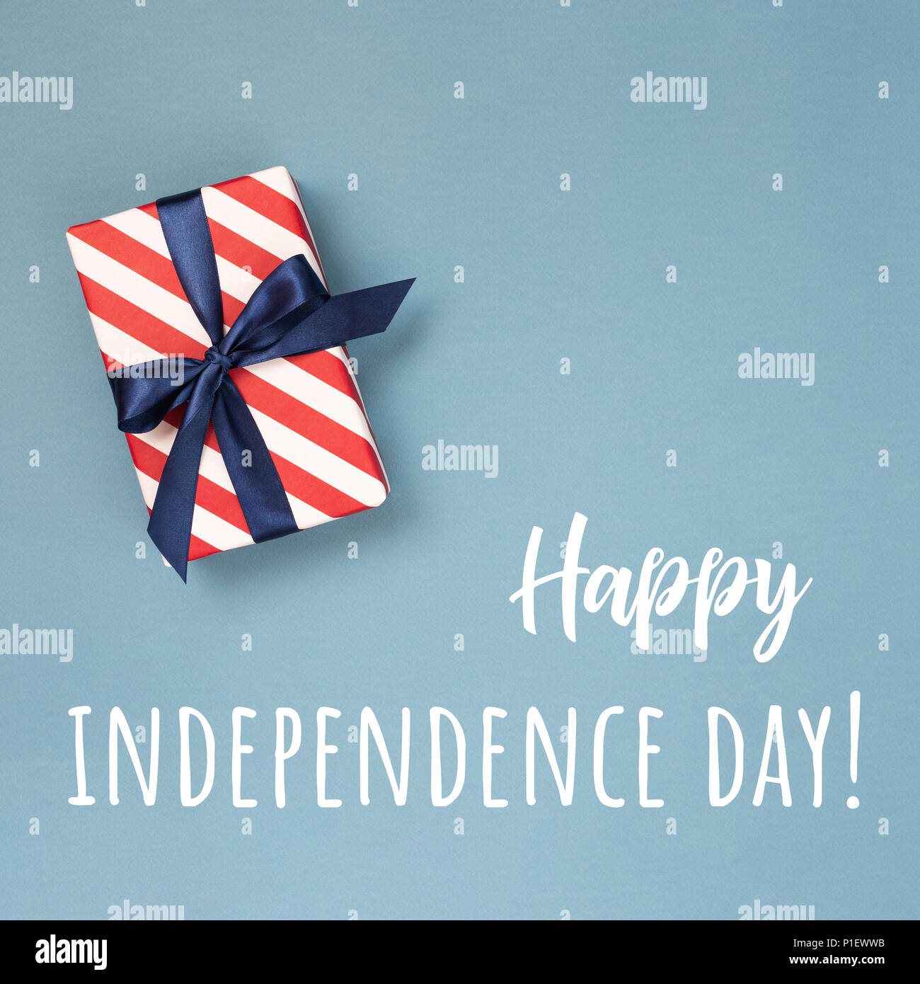 Happy Independence Day Karte mit Geschenkbox in den nationalen Farben und Text. Konzeptionelle Idee. Stockfoto