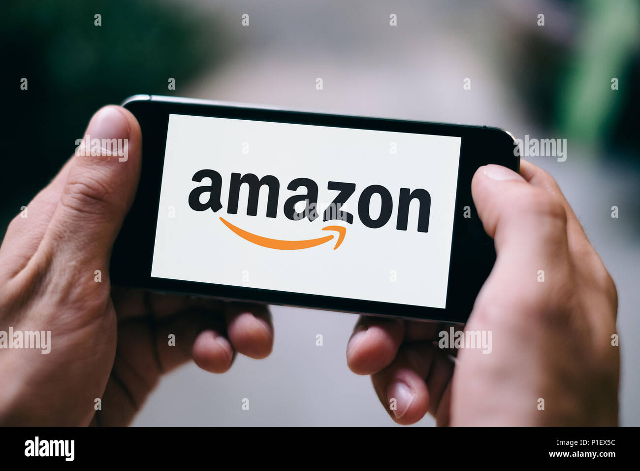 Nahaufnahme der Bildschirm des Smartphones mit weißen AMAZON APP LOGO und Symbol Stockfoto