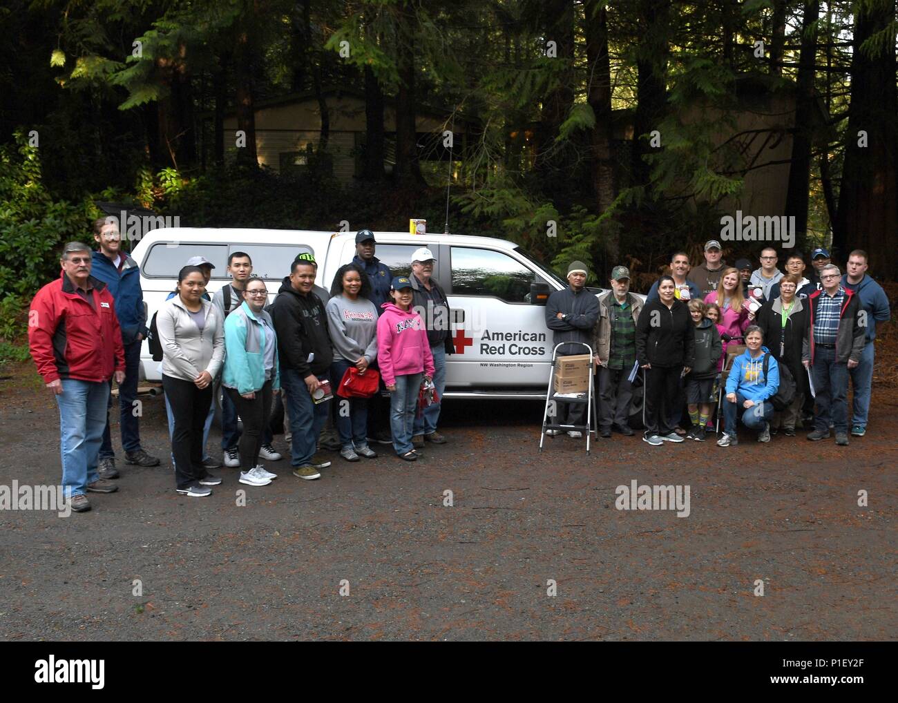 161022-N-LQ 926-035 TULALIP, Waschen (Okt. 2010) 22, 2016) Naval Station Everett Matrosen und das Amerikanische Rote Kreuz freiwillige posieren für ein Gruppenfoto am Hafen Susan camp Gründen während eines Amerikanischen Roten Kreuz home Brand Kampagne Fall. Ziel der Kampagne ist es, zu Hause Feuer Feuer im Zusammenhang mit Tod und Verletzungen um 25 Prozent allgemein bis zum Jahr 2020 zu reduzieren. (U.S. Marine Foto von Petty Officer 2. Klasse Alex Van't Leven/Freigegeben) Stockfoto
