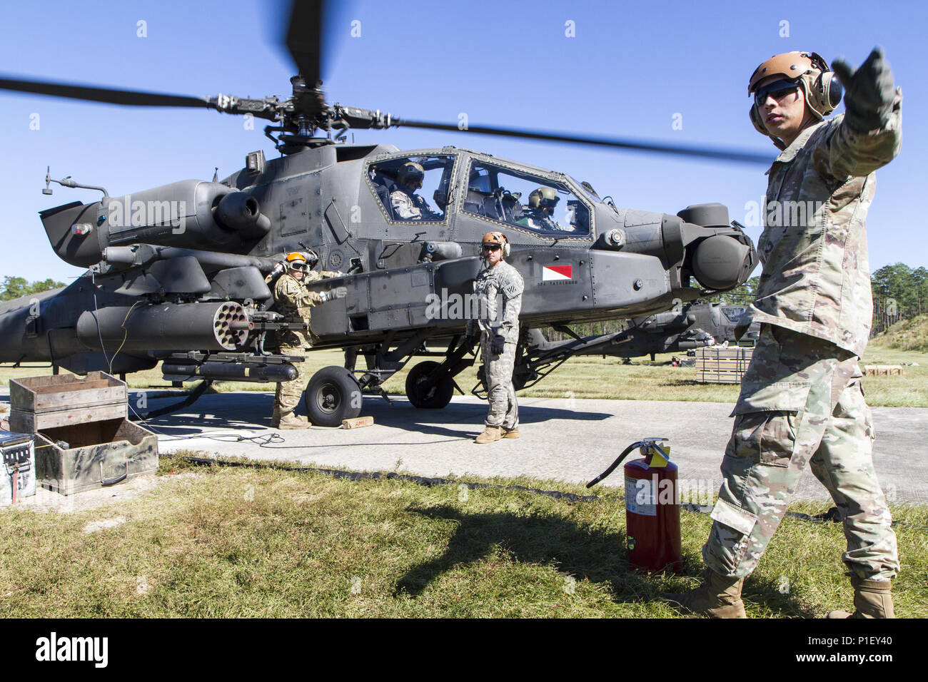 Soldaten aus der 3. Staffel, 17 Cavalry Regiment verwendet hand Signale auf eine Bewaffnung zu kommunizieren und Auftanken während Light Horse Focus Antenne schießwesen auf Fort Stewart Oktober 21. Die Antenne schießwesen ist in Light Horse Ausrichtung der Ausbildung Übung der Einheit, mit dem Flieger ihre Qualifikationen zu bewahren und Ground Support persönliche ihre Bereitschaft zu erweitern. (U.S. Armee Foto von SPC. Scott Lindblom) Stockfoto