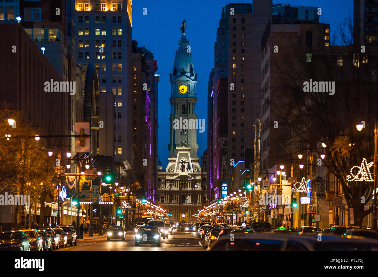 Breite Straße bei Nacht, Philadelphia, Pennsylvania, USA. Stockfoto