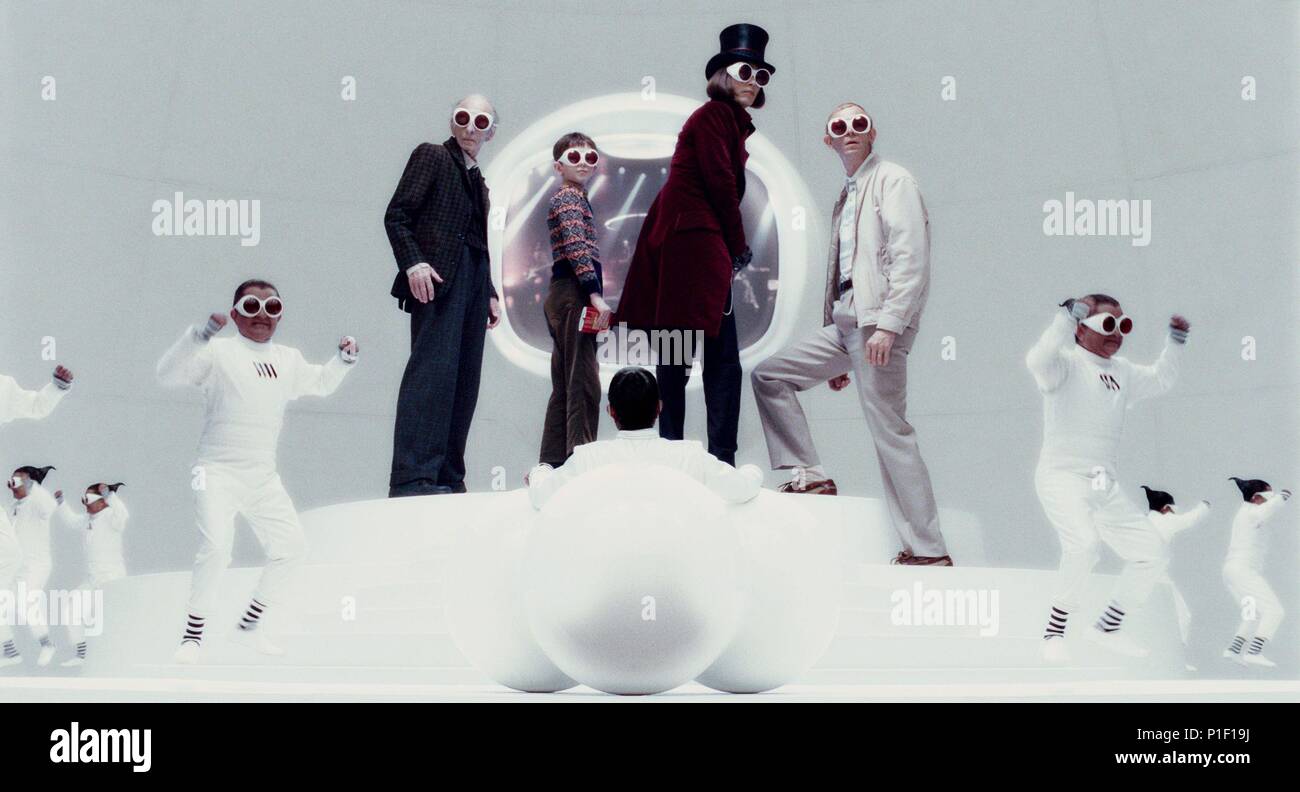 Original Filmtitel: Charlie und die Schokoladenfabrik. Englischer Titel: Charlie und die Schokoladenfabrik. Regisseur: Tim Burton. Jahr: 2005. Stars: Johnny Depp, Freddie Highmore, David Kelly, ADAM GODLEY, DEEP ROY. Quelle: WARNER BROS. /Album Stockfoto