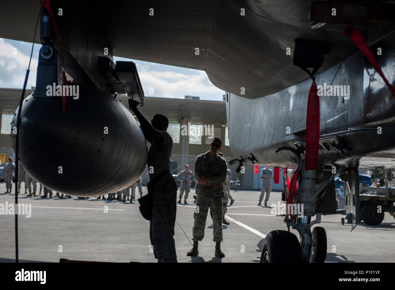 Us Air Force Senior Airman Zahmann McAdory, 67th Aircraft Maintenance Unit Waffen laden Standardisierung Besatzungsmitglied, strafft eine Schraube in der Vorbereitung für das Laden einer Rakete auf eine F-15 Eagle während einer vierteljährlichen Waffen laden Wettbewerb Oktober 24, 2016, bei Kadena Air Base, Japan. Die Waffen laden Wettbewerb und freundliche Konkurrenz zwischen 67th und 44th AMU fördert Teamwork und Kameradschaft. (U.S. Air Force Foto von älteren Flieger Lynette M. Rolen/Freigegeben) Stockfoto