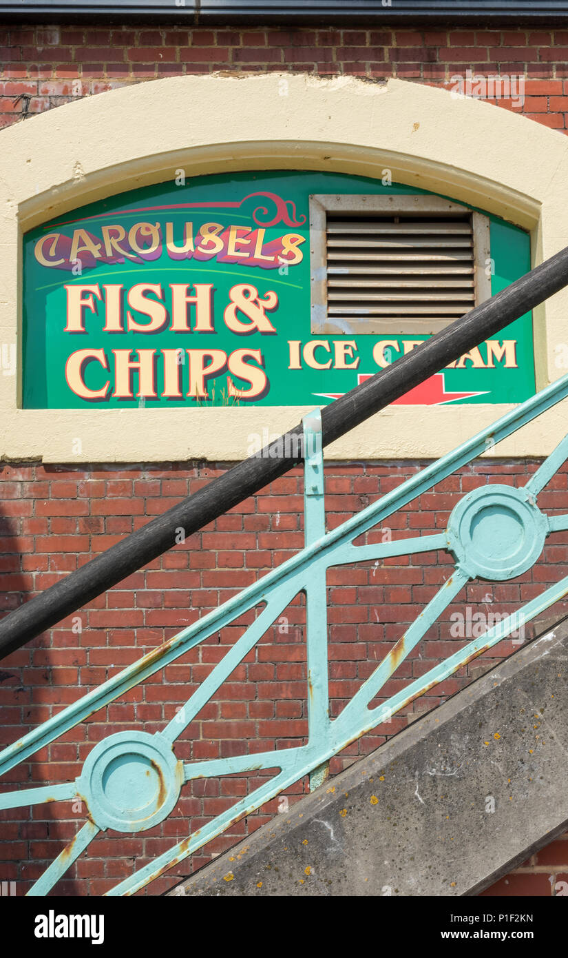 Karussells Fisch und Chip und Eisdiele am Strand von Brighton, East Sussex, UK. Stockfoto