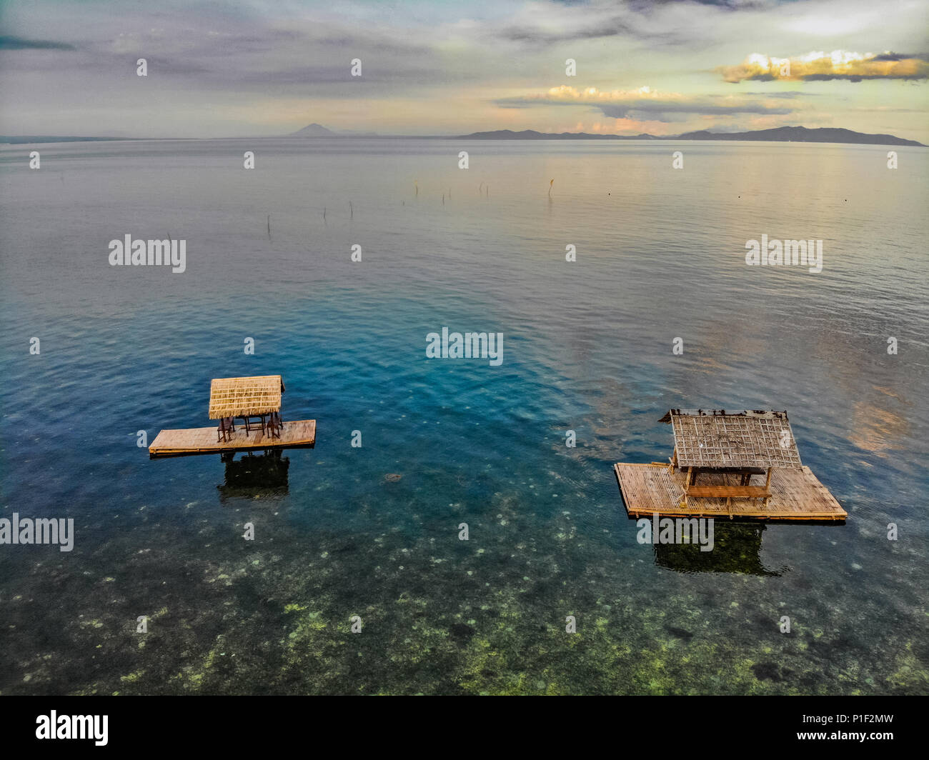 Sonnenuntergang und die schwimmenden Hütten am Strand in Calatagan, Batangas, Philippinen Stockfoto