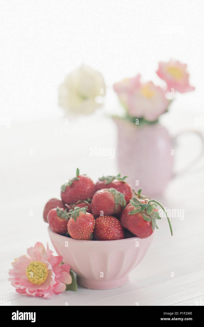 Eine Schüssel mit gemischten Beeren, Erdbeeren und Himbeeren. Stockfoto
