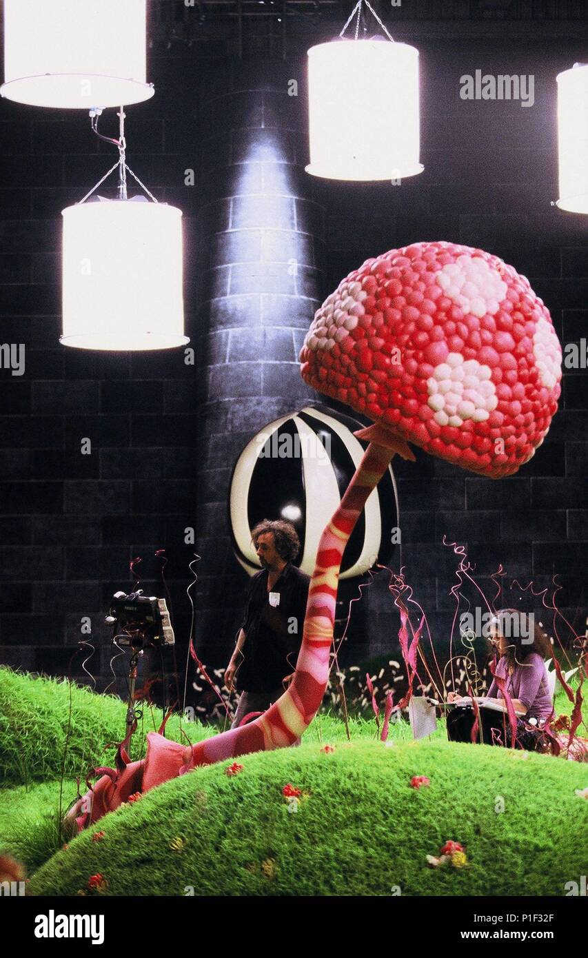 Original Filmtitel: Charlie und die Schokoladenfabrik. Englischer Titel: Charlie und die Schokoladenfabrik. Regisseur: Tim Burton. Jahr: 2005. Stars: Tim Burton. Quelle: WARNER BROS. /Album Stockfoto