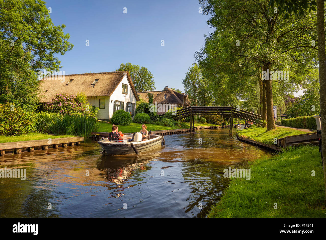 Touristen auf einem Boot im Dorf Giethoorn, Niederlande Stockfoto