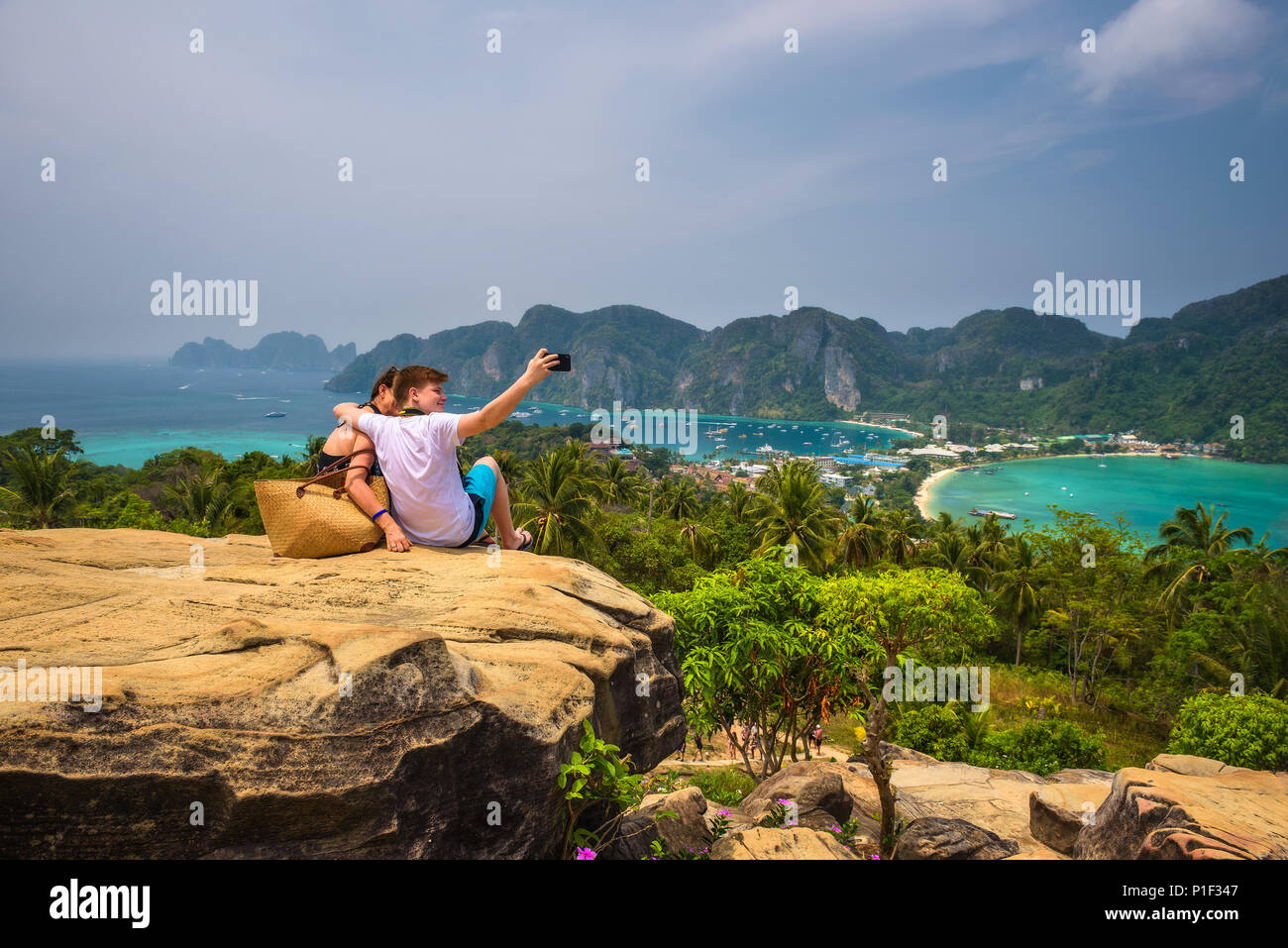 Mutter und Sohn machen einen selfie auf Koh Phi Phi Island in Thailand Stockfoto