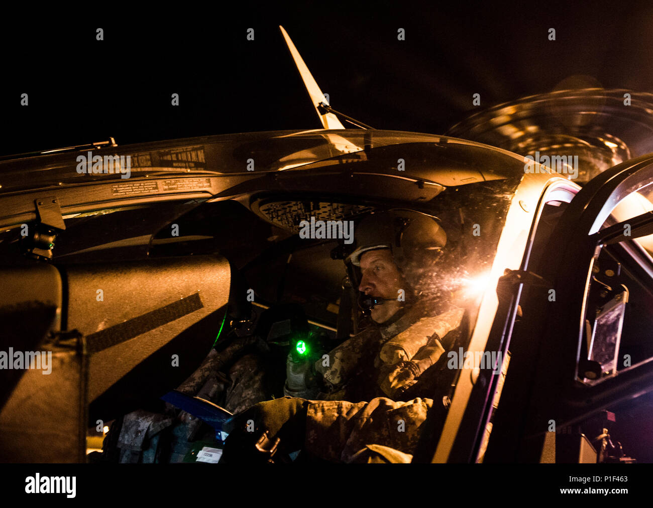 U.S. Army Chief Warrant Officer David Bishop, UH-72Lakota Pilot, Charlie Company, Charlie Company, 1.BATAILLON, 114 Sicherheit und Unterstützung Regiment, Tupelo, Fräulein, bereitet seine Flugzeuge für den Start Aufklärung und Überwachung Unterstützung zu einem U.S. Navy Special Boot Team zur Verfügung zu stellen während Sie Angriff ein Ziel auf die Gulfport Combat Readiness Training Center, Fräulein, während der südliche Streik 17, Okt. 25, 2016. SSTK 17 ist eine Gesamtkraft, multi-Service Training durch das Mississippi Air National Guard Combat Readiness Training Center in Gulfport, Fräulein gehostet, von Okt. 2. Stockfoto