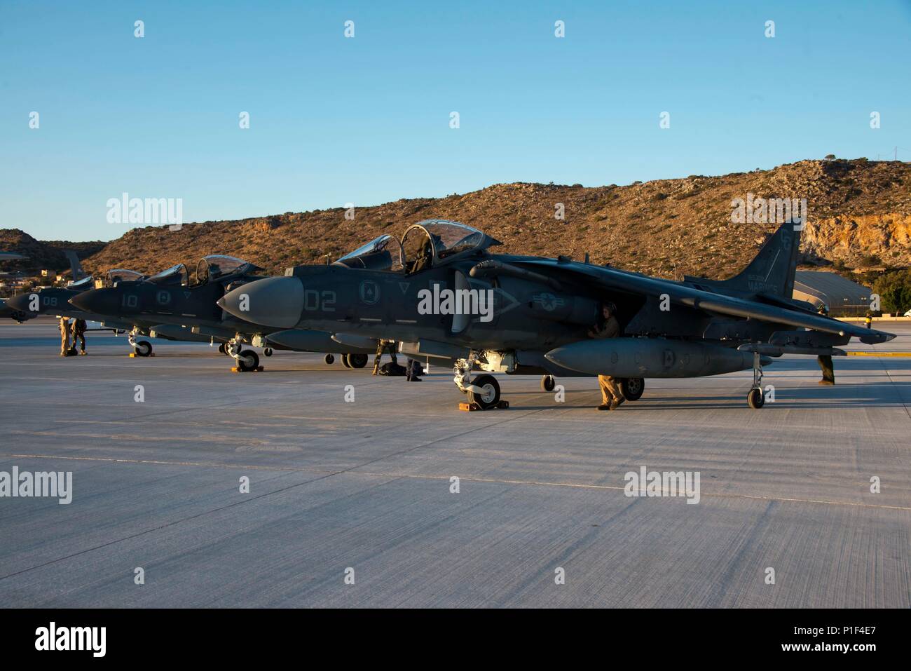 161013-N-XR 948-014 Souda Bay, Griechenland (Okt. 2010) 13 2016) - AV-8B Harrier, von der Marine Corps Air Station Cherry Point, Warten auf Prüfung nach ihrer Ankunft am Naval Support Activity (NSA) die Souda Bucht, Okt. 13, 2016. NSA Souda Bay ermöglicht den Betrieb und die Reaktionsfähigkeit von US-amerikanischen und alliierten Truppen zur Unterstützung der Marine Region, Europa, Afrika und Südwestasien mission Dienstleistungen für die Flotte, die Kämpfer zur Verfügung zu stellen und die Familie. (U.S. Marine Foto von Petty Officer 2. Klasse Chase Martin/Freigegeben) Stockfoto