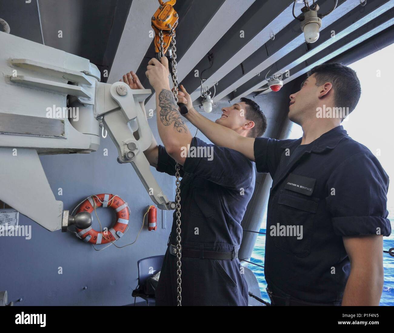 U.S. Navy Petty Officer 3rd class Jonathan Huckeba und Seaman Jonathan Bonifatius wieder an das empfangende Seil an der Tankstelle 13 an Bord der Flugzeugträger USS George Washington (CVN 73) auf See Okt. 18, 2016. USS George Washington (CVN 73), homeported in Norfolk ist unterwegs in den Atlantischen Ozean. (U.S. Marine Foto von Seaman Jamin Gordon) Stockfoto