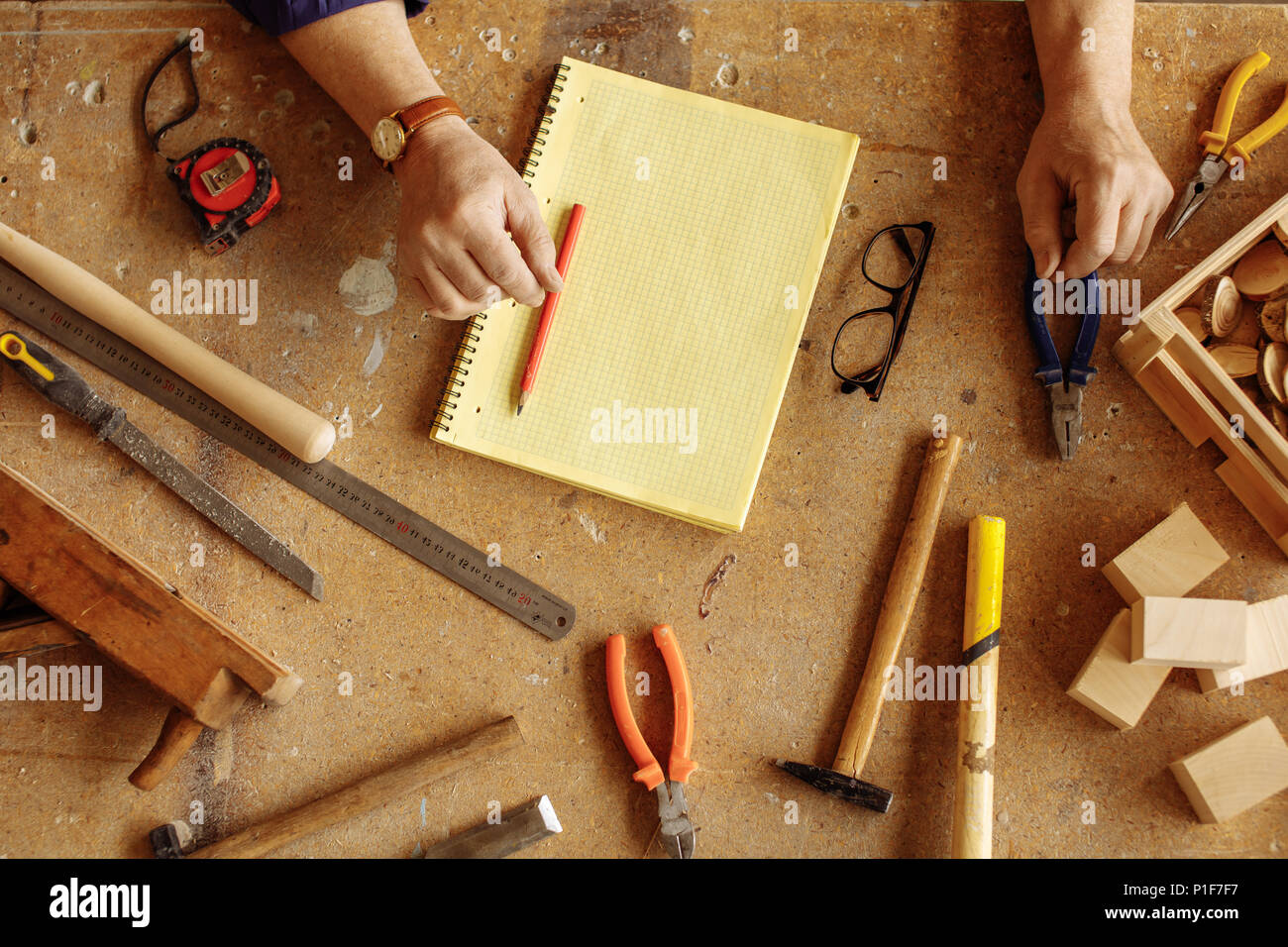 Ansicht von oben Foto Set von Tools für die Arbeit mit Holz Stockfoto