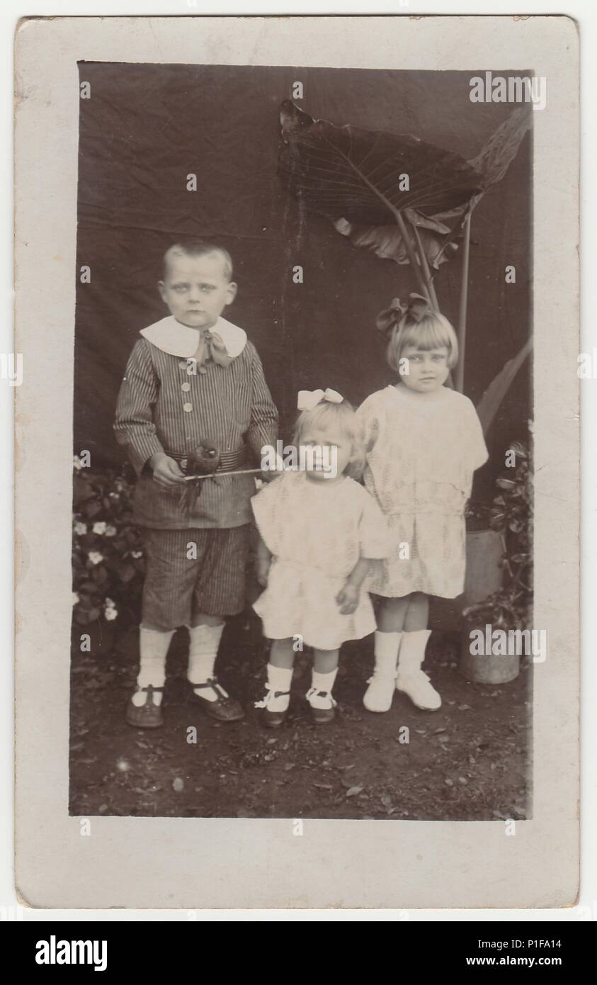 DEUTSCHLAND - AUGUST, 1929: Ein Vintage-Foto zeigt, dass Kinder (Geschwister) im Freien posieren. Schwarz-Weiß-Antiquitätenfoto. Vergangene Ära, 1930s. Stockfoto