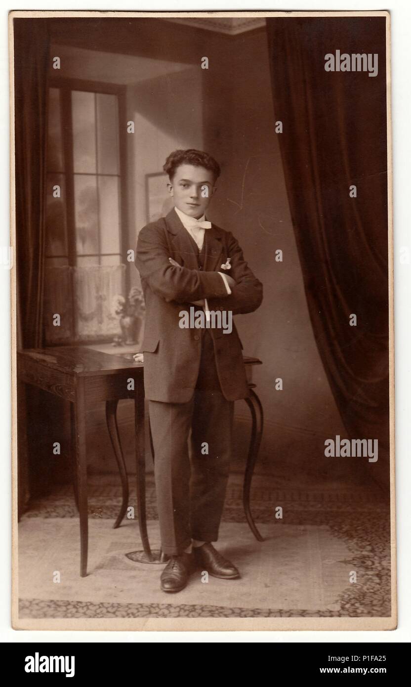 DIE TSCHECHOSLOWAKISCHE REPUBLIK - UM 1920s: Vintage-Foto zeigt jungen Mann posiert im Raum. Antikes Schwarz-Weiß-Studioporträt. Altes Foto, 1920s. Stockfoto