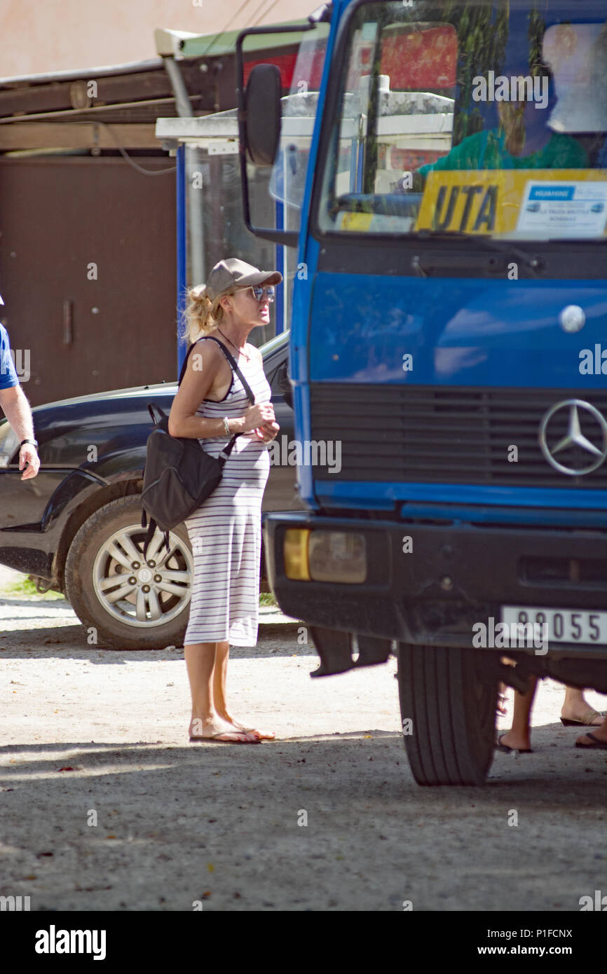 Frau über Bord Stil der Insel Bus auf Paul Gauguin Kreuzfahrt im Huahine Island Stockfoto