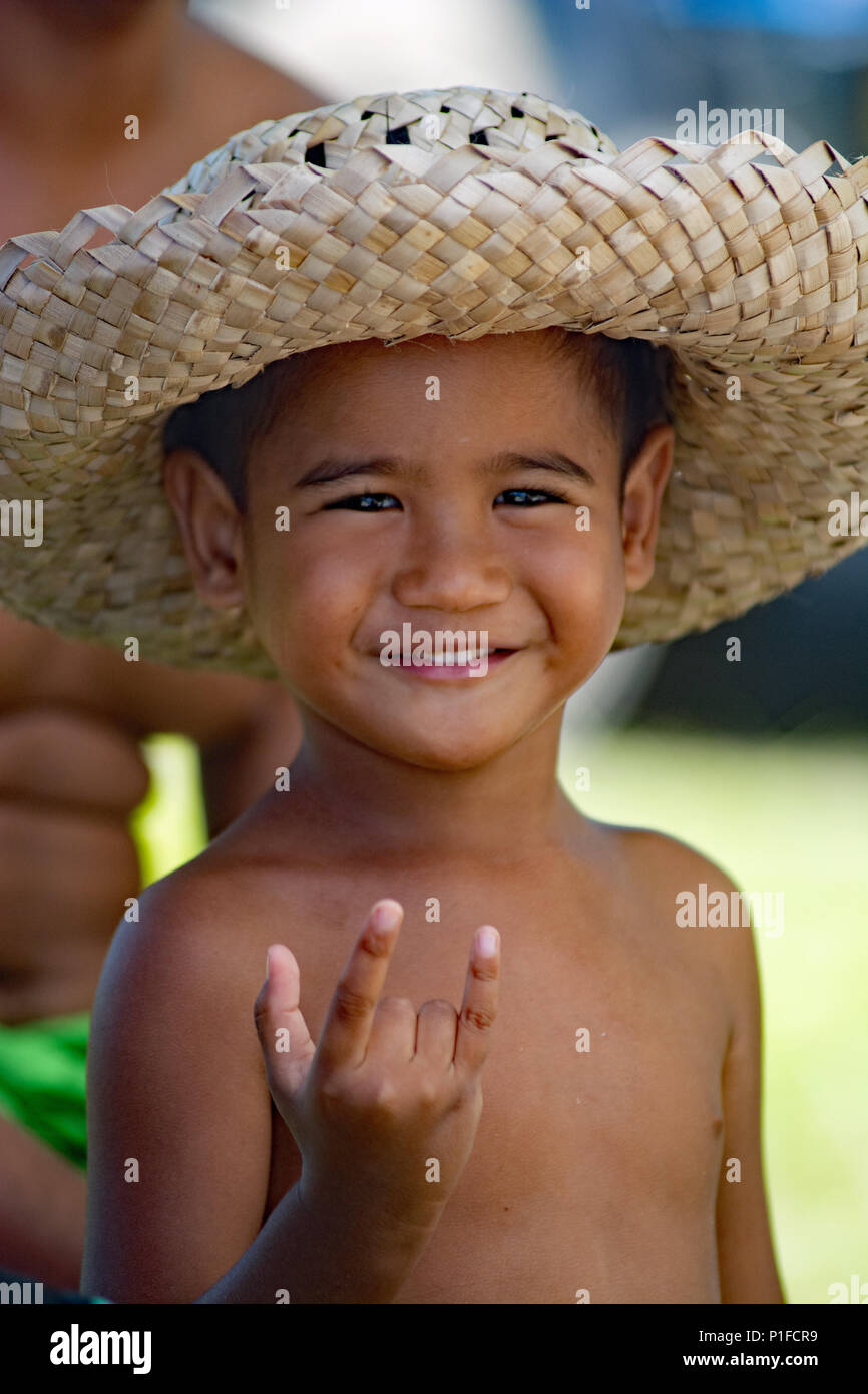 Süße Junge in Hand gewebt hat. PAUL GAUGUIN KREUZFAHRT im Huahine Island Stockfoto