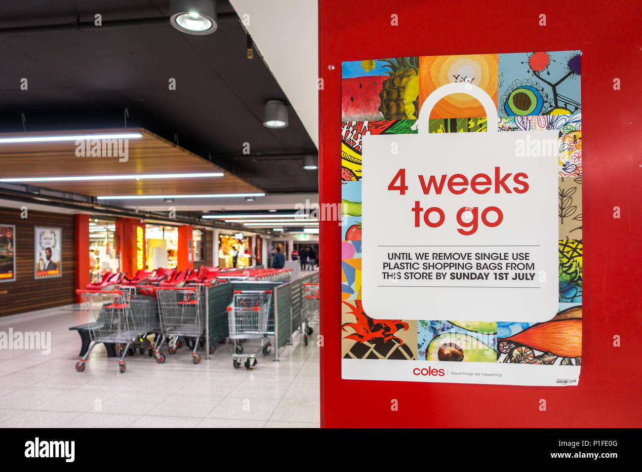 Plakat außerhalb Coles Supermarkt den Countdown für das Entfernen einzelner - Kunststoff Einkaufstaschen am 1. Juli 2018 bekannt geben zu können. Melbourne, Australien Stockfoto