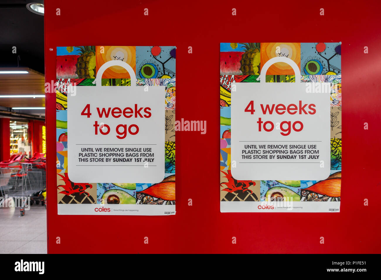Plakat außerhalb Coles Supermarkt den Countdown für das Entfernen einzelner - Kunststoff Einkaufstaschen am 1. Juli 2018 bekannt geben zu können. Melbourne, Australien Stockfoto