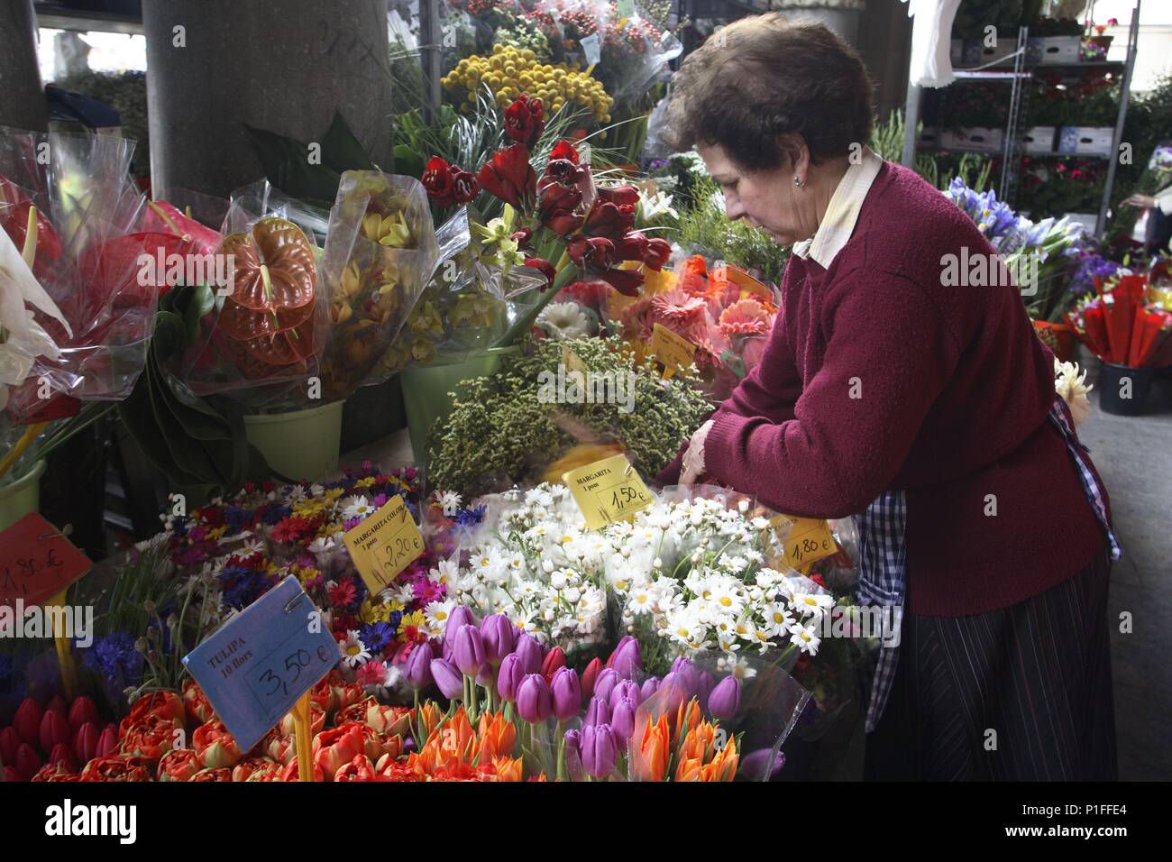Spanien - Katalonien - Osona (Bezirk) - Barcelona. Vic; Plaza Mayor/Plaça Major; tenderete de Venta de Flores. Stockfoto