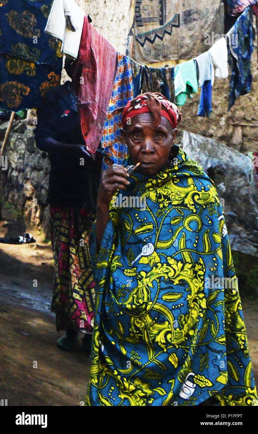 Eine ältere kongolesischen Frau Rauchen Ihre Pfeife. Stockfoto