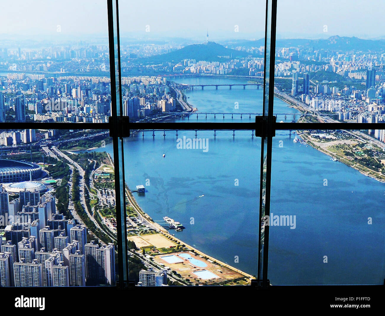 Blick auf Seoul Han River von der Oberseite des Lotte World Tower. Stockfoto