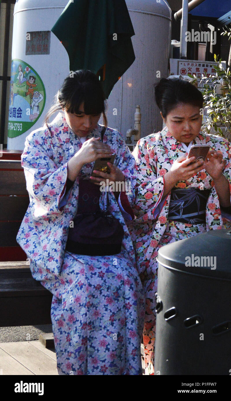 Japanische Frauen usring ihren Smartphones. Stockfoto