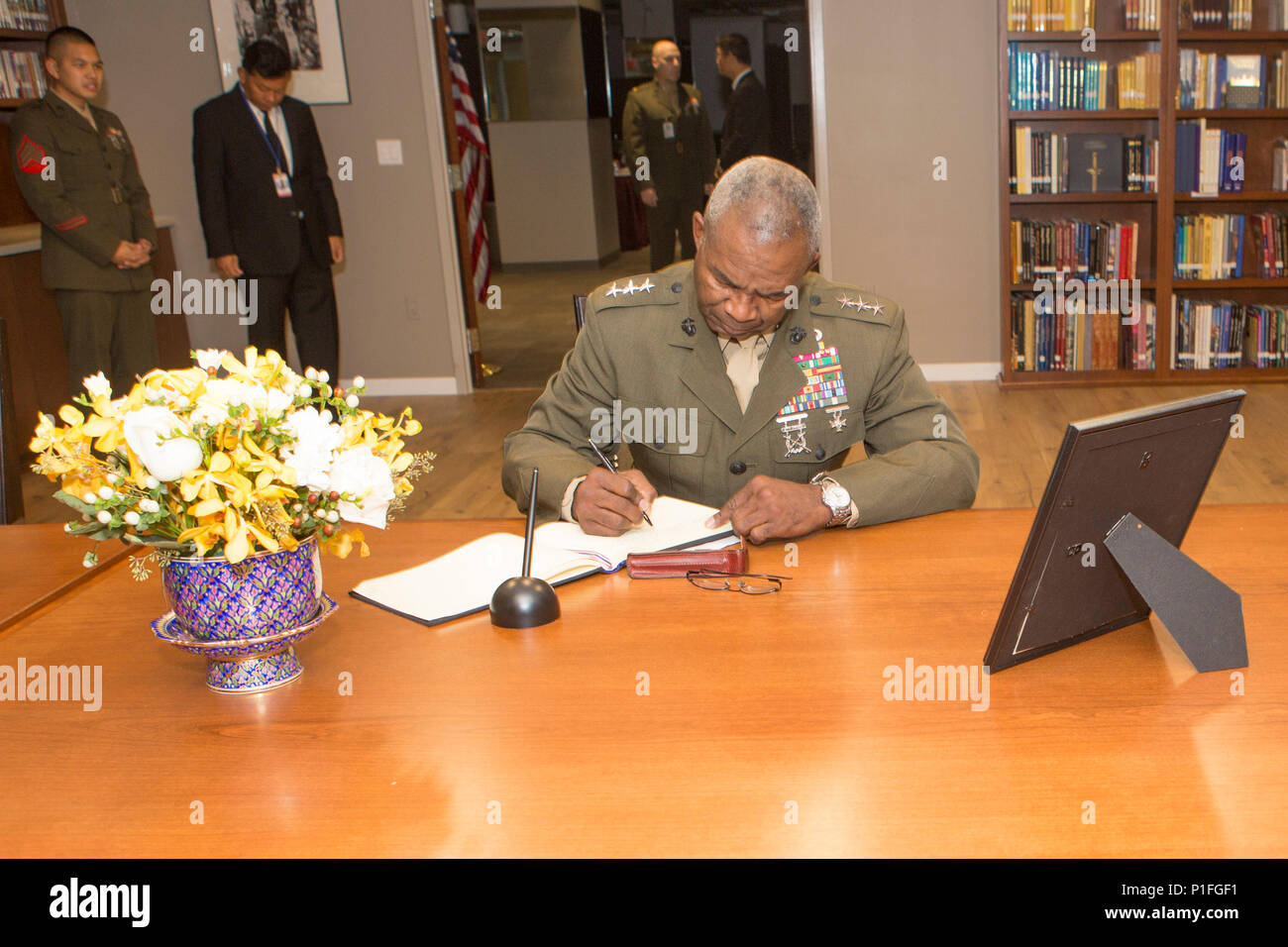 Us Marine Corps Generalleutnant Ronald L. Bailey, stellvertretender Kommandant, Plänen, Politiken und Operationen unterzeichnet das Gästebuch an der Trauerfeier für König Bhumibol Adulyadej von Thailand an der Royal Thai Embassy, Washington, D.C., am Okt. 27, 2016. Adulyadej serviert als 9. Monarch von Thailand für 70 Jahre. (U.S. Marine Corps Foto von Lance Cpl. Paul A. Ochoa) Stockfoto