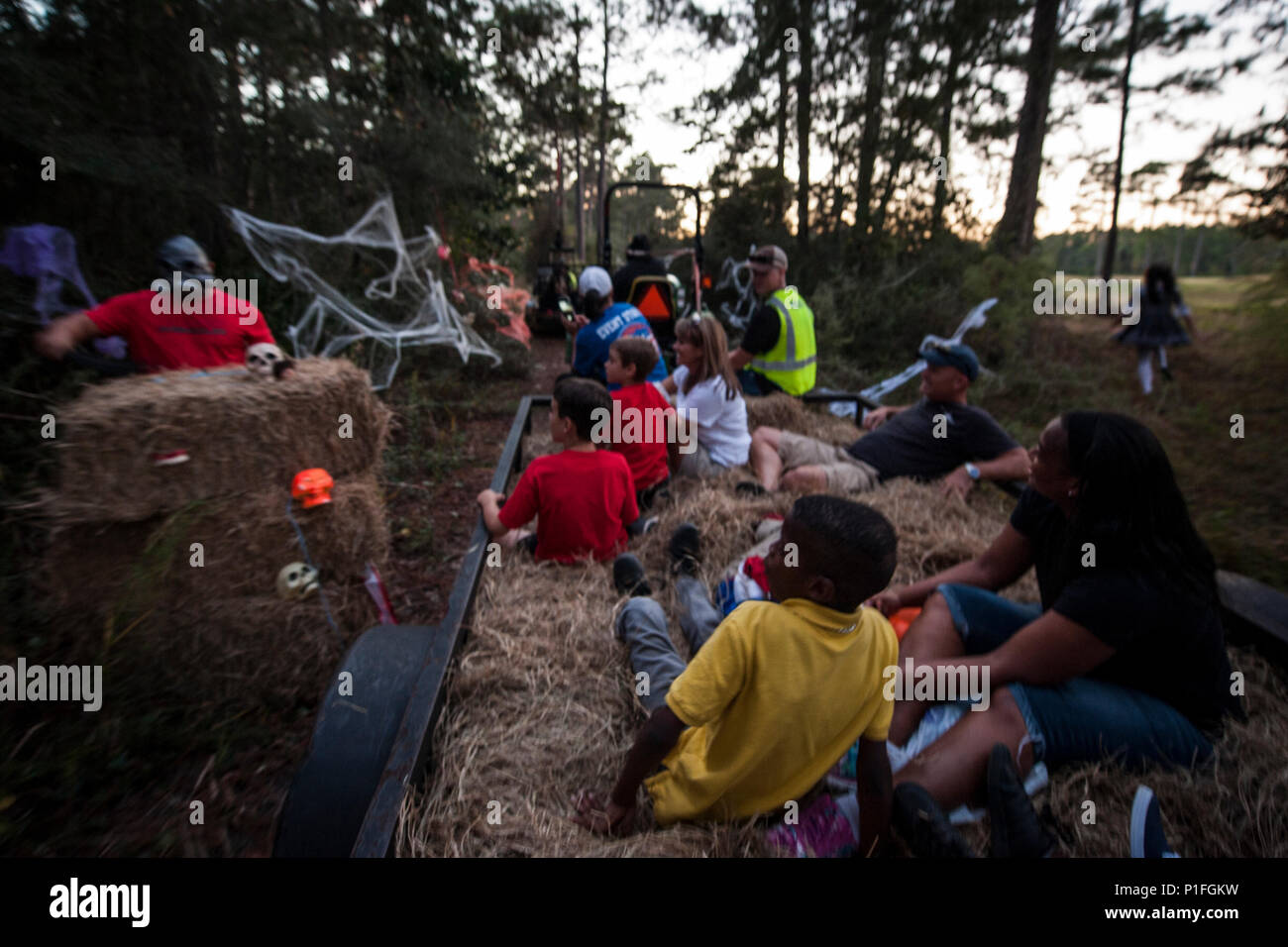 Air Commandos und ihre Familien ride the haunted Heu fahren während der verwunschene Seen Herbstfest am Hurlburt Field, Fla., Okt. 28, 2016. Das Heu fahren die Teilnehmer durch eine Reihe von Spooky wird angezeigt. (U.S. Air Force Foto von Airman 1st Class Joseph aus.) Stockfoto