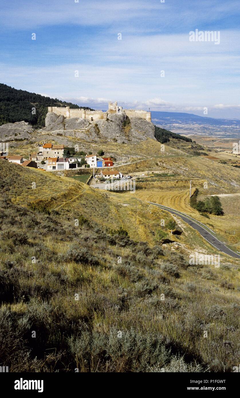 Spanien - LA RIOJA Rioja Media (Kreis). Clavijo, Vista del Pueblo y Castillo. Stockfoto