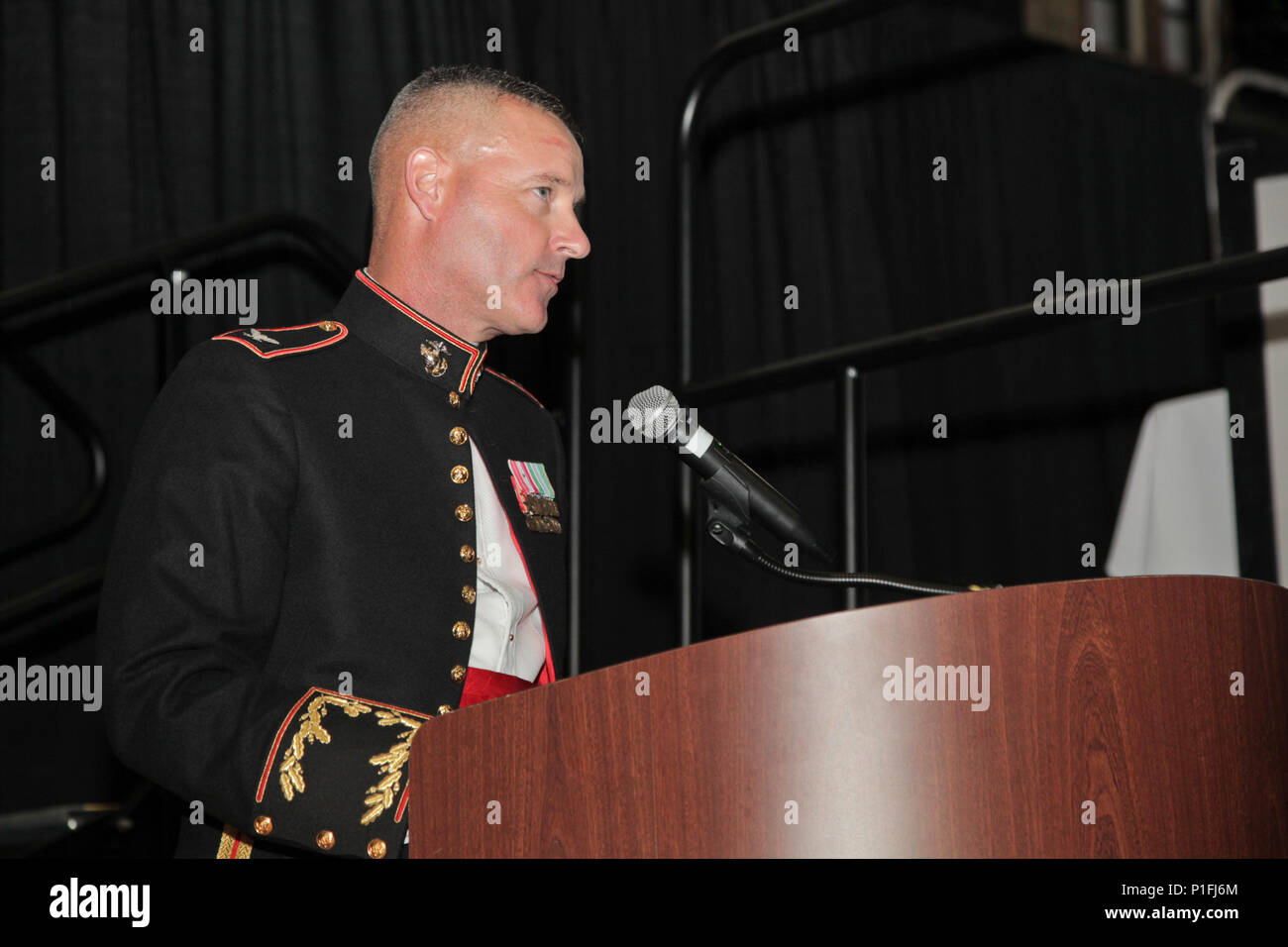 Us Marine Corps Oberst David S. Grant, kommandierender Offizier der Marine Corps Combat Service Support Schulen (MCCSSS), Adressen Gäste während der Student Marine Corps Geburtstag ball Zeremonie in Camp Lejeune, N.C., Okt. 29, 2016 statt. Studenten aus finanziellen Management School, Masse der Schule, Personalverwaltung Schule, und die Logistik eine Schule besucht haben, Ihre erste Marine Corps Ball der 241 Marine Corps Geburtstag zu feiern. (U.S. Marine Corps Foto von Lance Cpl. Jose D. Villalobosrocha) Stockfoto