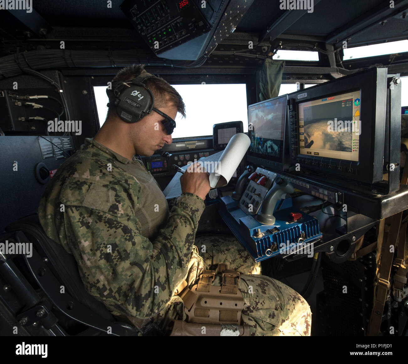 Petty Officer 3rd Class Travis Ross, zugeordnet zu den Küsten Riverine Squadron 4 (CRS) 4, Daten in eine Engineering Logbuch an Bord Riverine Befehl boot (RCB) während einer Waffen übung Okt. 28, 2016. CRS-4 ist in den USA der 5. Flotte Bereich für Maßnahmen zur Erhöhung der Kommandant, Task Group (CTG) 56.7 bereitgestellt. CTG -56,7 führt Maritime Security Operations die Freizügigkeit der strategische Transport- und Marineschiffe, die in den Küstengewässern Gebieten der USA 5 Flotte Bereich der Vorgänge sicherzustellen. (U.S. Marine bekämpfen Kamera Foto von Petty Officer First Class Steven Hoskins) Stockfoto