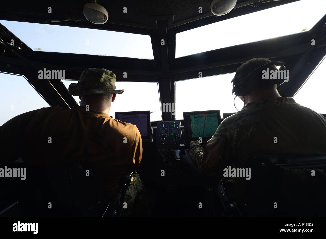 Petty Officer 2nd class Xavier Wofford, (links) und Petty Officer 2nd class Anthony Wheeler, sowohl an der Küste Riverine Squadron 4 (CRS) 4, ein Riverine Befehl boot (RCB), während ein Waffen übung Okt. 28, 2016 navigieren. CRS-4 ist in den USA der 5. Flotte Bereich für Maßnahmen zur Erhöhung der Kommandant, Task Group (CTG) 56.7 bereitgestellt. CTG -56,7 führt Maritime Security Operations die Freizügigkeit der strategische Transport- und Marineschiffe, die in den Küstengewässern Gebieten der USA 5 Flotte Bereich der Vorgänge sicherzustellen. (U.S. Marine bekämpfen Kamera Foto von Petty Officer 1. Steven H Stockfoto