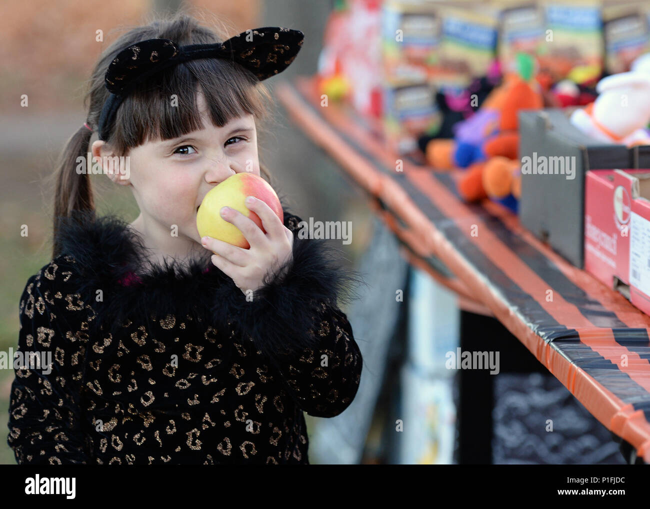 Geri Wesley, ein Team Ramstein Kind einen Apfel isst, während der eine Amtsleitung oder Festlichkeit Veranstaltung zur Air Base Ramstein, Deutschland, Okt. 31, 2016. Die Veranstaltung einen gesunden Snack Station, dass serviert Obst und gesunde Snack Alternativen zu Süßigkeiten, für Kinder, die Allergien oder andere diätetische Einschränkungen. (U.S. Air Force Foto von älteren Flieger Jimmie D. Hecht) Stockfoto