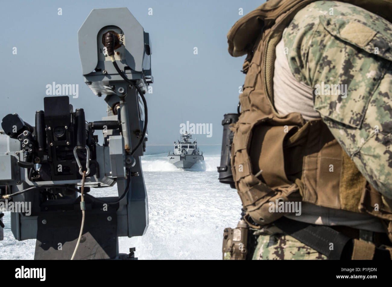 Matrosen Coastal Riverine Squadron (CRS) 4 erhalten im Gange auf einem Patrouillenboot Mark VI während Waffen zugeordnet Übung 28. Oktober 2016. CRS-4 ist in den USA bereitgestellt 5. Flotte Bereich der Maßnahmen zur Erhöhung der Commander Task Group (CTG) 56,7. CTG-56,7 führt maritimer Sicherheitsoperationen dafür viel Bewegungsfreiheit für strategische Versand und Marineschiffe in der Küstenfischerei und küstennahen Gebieten der USA tätig 5. Flotte Einsatzgebiet. (US-Marine zu bekämpfen Kamera Foto von Petty Officer 1st Class Steven Hoskins) Stockfoto