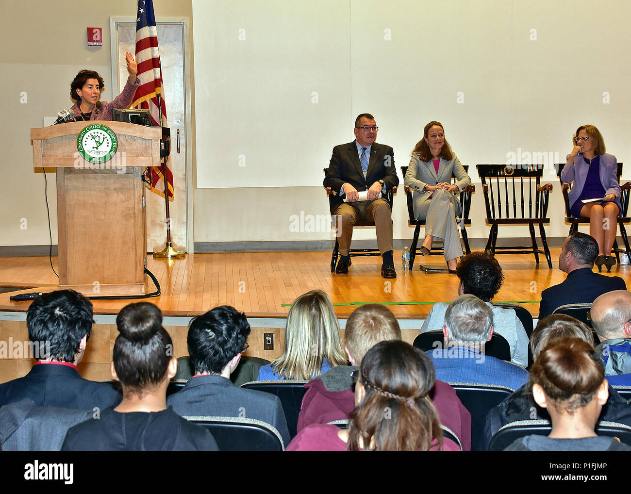 Rhode Island Gouverneur Gina Raimondo Adressen das Publikum während einer Ribbon Cutting Einleitung Die Rhode-island Cyber Reihe Initiative an der Volkshochschule von Rhode Island Newport Campus, 28. Oktober 2016. US Air National Guard Foto von Master Sgt Janeen Miller Stockfoto