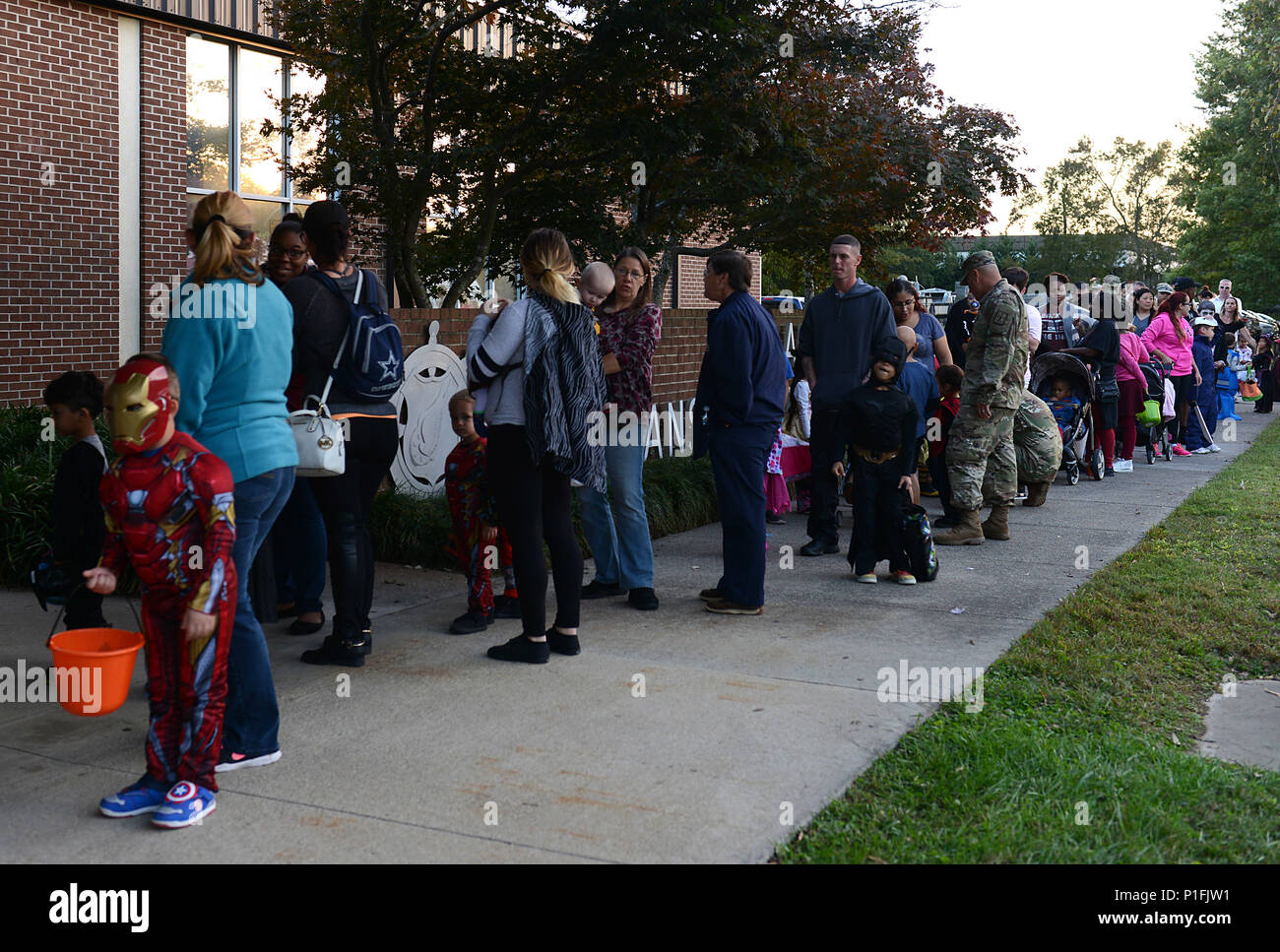 Familien Line up für die Nacht an der Transportation Museum Veranstaltung in Joint Base Langley-Eustis, Va., Nov. 24, 2016. Die Veranstaltung bot Familienfreundliche und pädagogischen Trick - oder - Behandeln, mit historischen Re-inszenierungen von Schauspielern. (U.S. Air Force Foto: Staff Sgt. Teresa J. Cleveland) Stockfoto