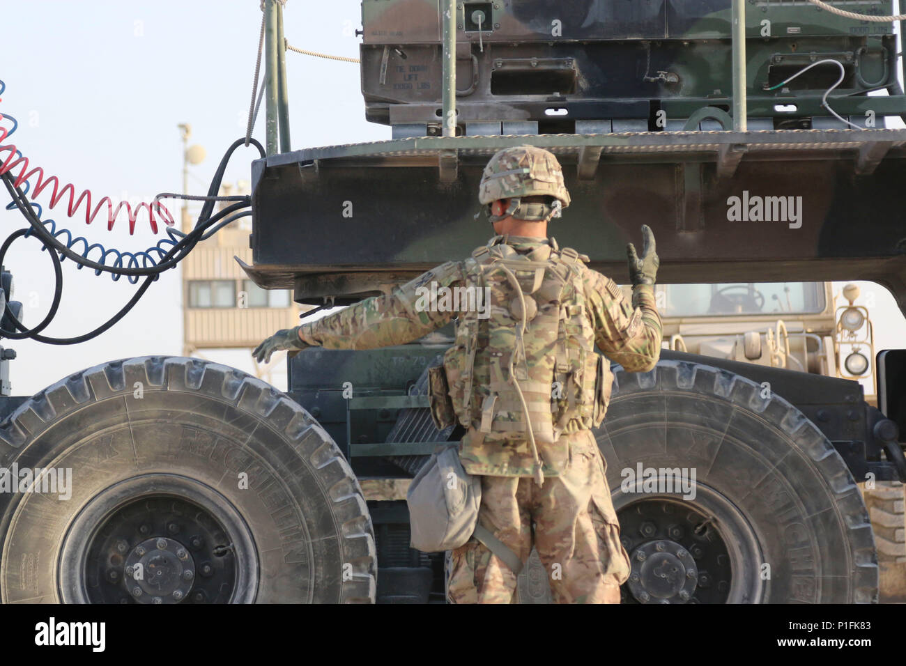 Spc. Jordan Thomas, ein Louisville, Kentucky Eingeborener und Patriot aussetzstation Fahrer und Betreuer mit Batterie B, 1.Bataillon, 43 Air Defense Artillery Regiment, 69th Air Defense Artillery "Top Notch" Brigade, Boden führt ein Fahrzeug aus der MIM-104 Patriot Start Station zu entfernen Nach einem März bestellen und Einlagerung bohren, Okt. 14 im Bereich der US-Army Central der Verantwortung erweitert. Stockfoto