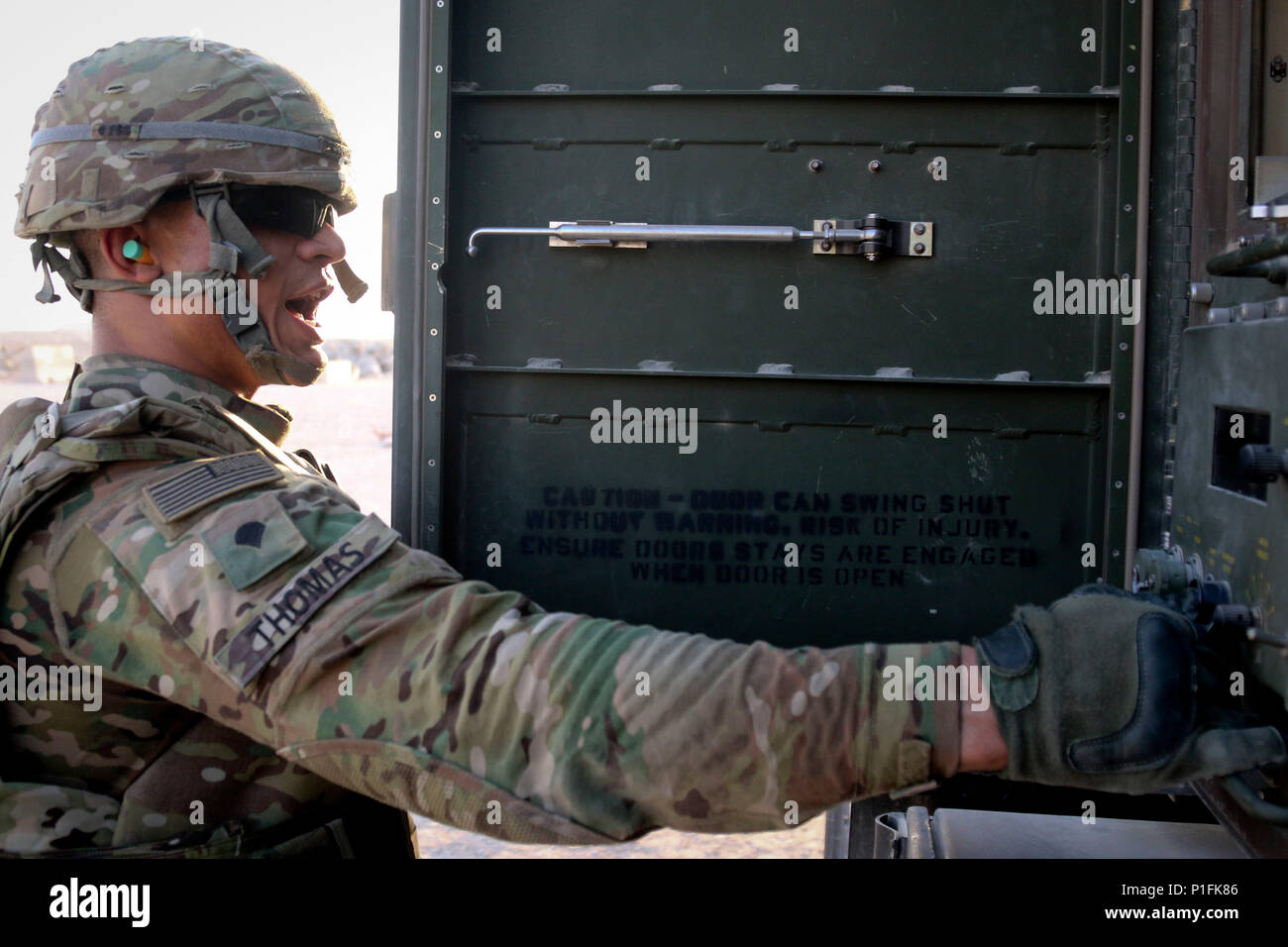 Spc. Jordan Thomas, ein Louisville, Kentucky Eingeborener und Patriot aussetzstation Fahrer und Betreuer mit Batterie B, 1.Bataillon, 43 Air Defense Artillery Regiment, 69th Air Defense Artillery "Top Notch" Brigade erweitert, bereitet die MIM-104 Patriot Start Station für Bewegung während einer März bestellen und Einlagerung bohren, Okt. 14 im Bereich US-Army Central von Verantwortung. Stockfoto