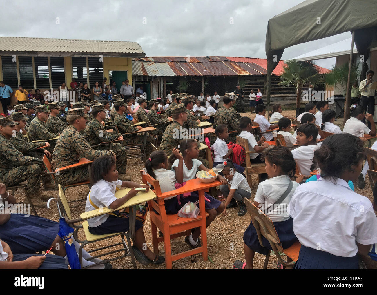 Honduranische Schule Kinder und US-Marinesoldaten und Matrosen mit speziellen Zweck Marine Air-Ground Task Force - südliche Befehl nehmen an der Eröffnung der fertigen Flügel der Republica de Cuba Schule in Puerto Lempira, Honduras, Okt. 25, 2016. Bau des neuen Flügels der Schule war eine der vielen technischen Projekten die Marinesoldaten und Matrosen von SPMAGTF-SC durchgeführt, während neben Honduranischen Ingenieure während ihrer sechsmonatigen Einsatz arbeiten nach Mittelamerika. Die Mission von SPMAGTF-SC ist eine Steigerung der Kapazitäten und die regionale Zusammenarbeit im Bereich der Sicherheit zu errichten, unserer regionalen pa Weitere aktivieren Stockfoto