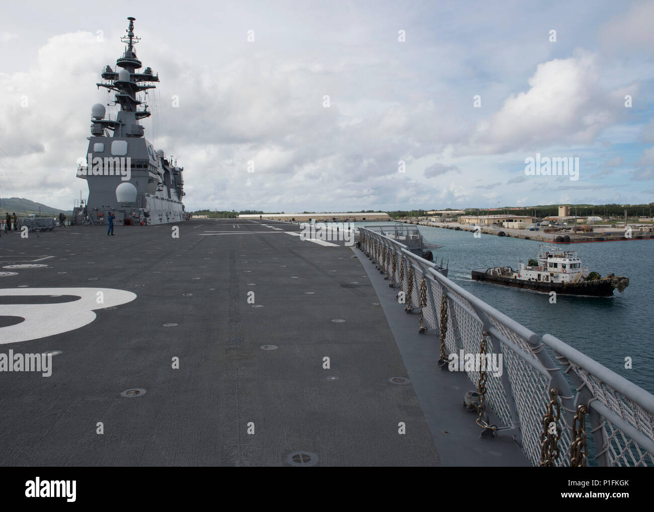 161101-N-ZK 021-251 - GUAM (Nov. 1, 2016) Die japanischen Schiff (JS) Hyuga (DDH181) Abfahrt Apra Harbor in scharfen Schwert 2017 zu beteiligen. Scharfes Schwert 17 ist ein gemeinsames und bilateralen Bereich Training (Ftx) zwischen US-amerikanischen und japanischen Truppen bedeutete die Bereitschaft und die Interoperabilität im Rahmen des U.S.-Japan Alliance zu erhöhen. (U.S. Marine Foto von Petty Officer First Class Nardel Gervacio/Freigegeben) Stockfoto