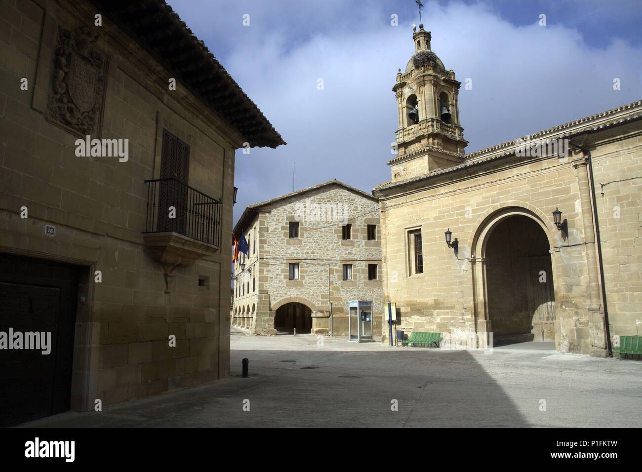 Spanien - LA RIOJA Rioja Alta (Bezirk). Herralmélluri; Plaza con Palacio e renacentista Iglesia de San Esteban. Stockfoto