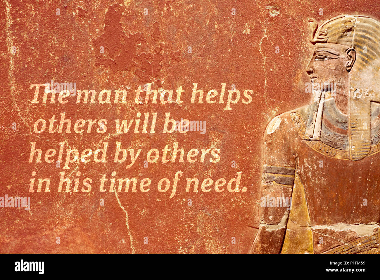 Der Mensch, der anderen hilft, wird geholfen - alten ägyptischen Sprichwort auf Roten grunge Wand gedruckt werden Stockfoto