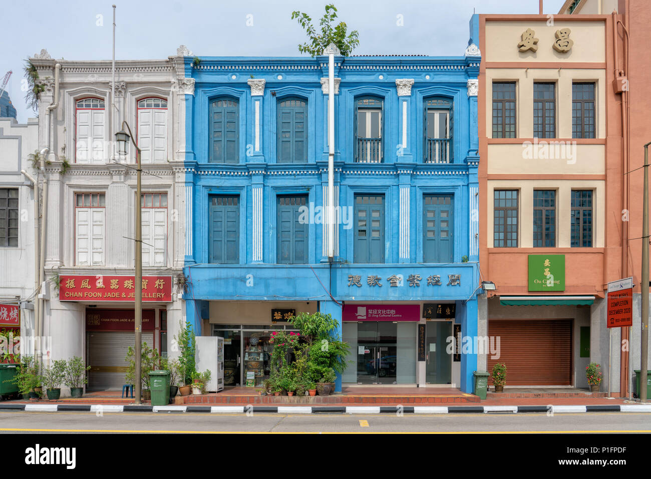 Singapur - 10. Juni 2018: Die bunten Shophouses in Chinatown mit geschlossenen Shoppes Stockfoto