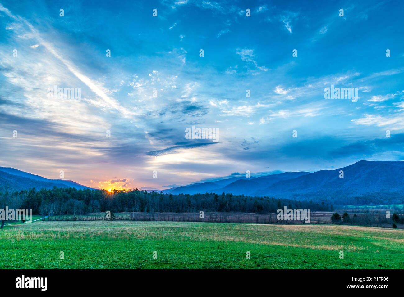 Horizontale Schuß von Dawn brechen in den Smoky Mountains. Schöne Farben. Stockfoto