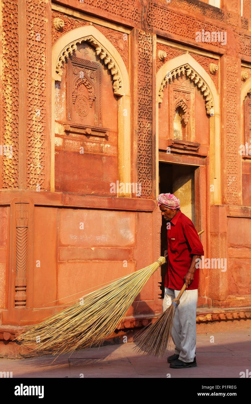 Lokale Arbeiter kehren Hof des Jahangiri Mahal in Agra Fort, Uttar Pradesh, Indien. Das Fort wurde in erster Linie als eine militärische Struktur gebaut, aber wurde l Stockfoto