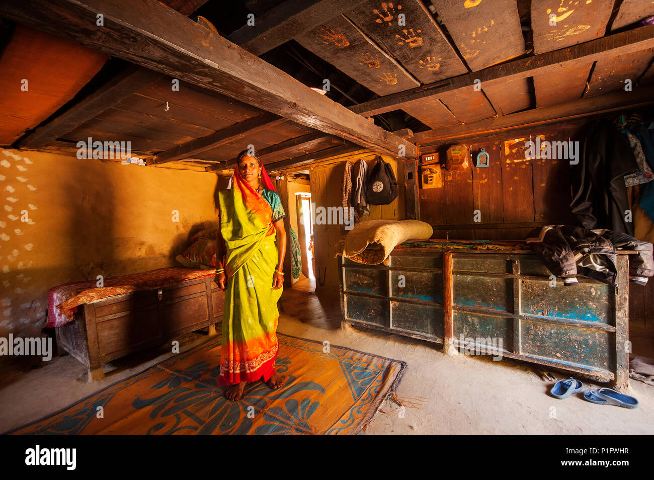 Indische Frau an seinem kumaoni Haus am entfernten Kundal Dorf auf der Nandhour Tal, Kumaon Hügel, Uttarakhand, Indien Stockfoto