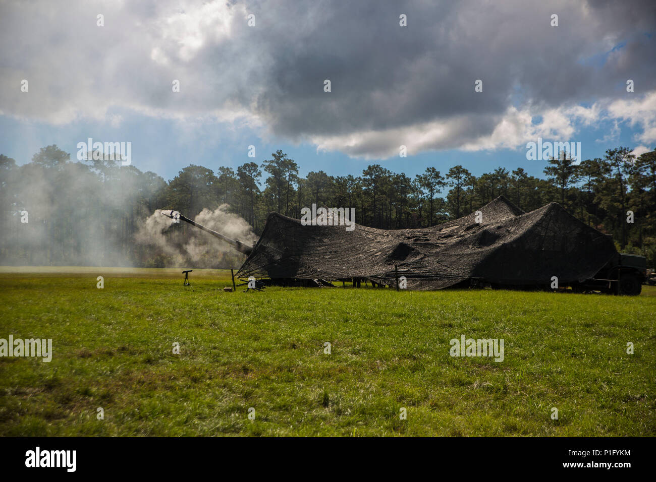 Rauch löscht aus einer M 777 leichte Haubitze während einer Tactical Air Control Party Übung in Camp Lejeune, N.C., Okt. 20, 2016. Die haubitzen können ein Ziel innerhalb der 200-300 Meter entweder mit weißem Phosphor oder Beleuchtung runde Markierung. Die Marines sind mit einem zweiten Bataillon, 10 Marine Regiment. (U.S. Marine Corps Foto von Lance Cpl. Tyler A. Andersen) Stockfoto