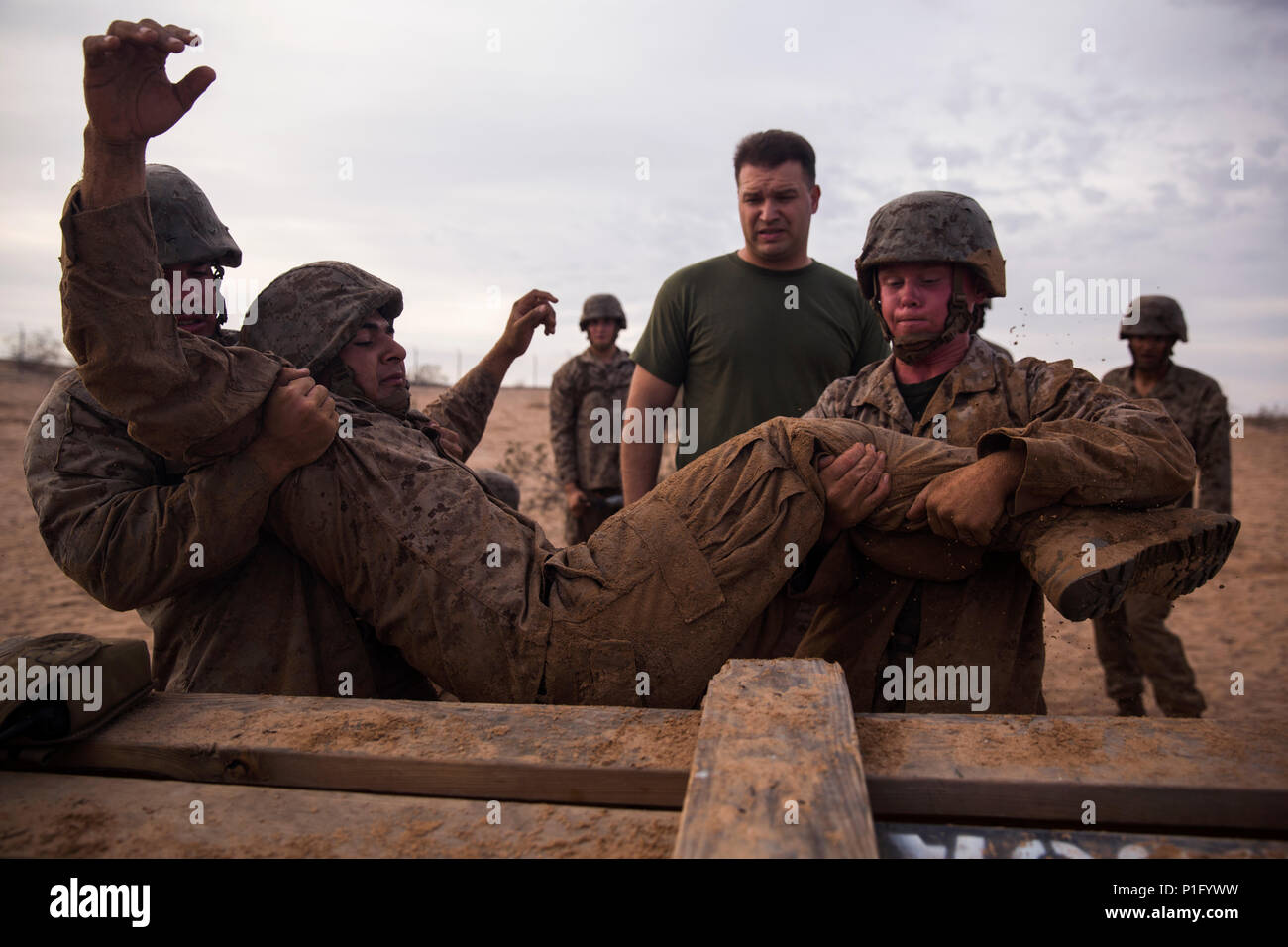 Us-Marines mit 8. Techniker Bataillon Transport einen simulierten Unfall während einer Gruppe Wettbewerb auf der Kanone Flugabwehr Komplex, Yuma, Ariz., Okt. 24, 2016. Mannschaft Wettbewerbe geschehen unter jede Einheit in der Marine Corps Kameradschaft und Esprit de Corps zu errichten. (U.S. Marine Corps Foto von Lance Cpl. Christian Cachola/Freigegeben) Stockfoto