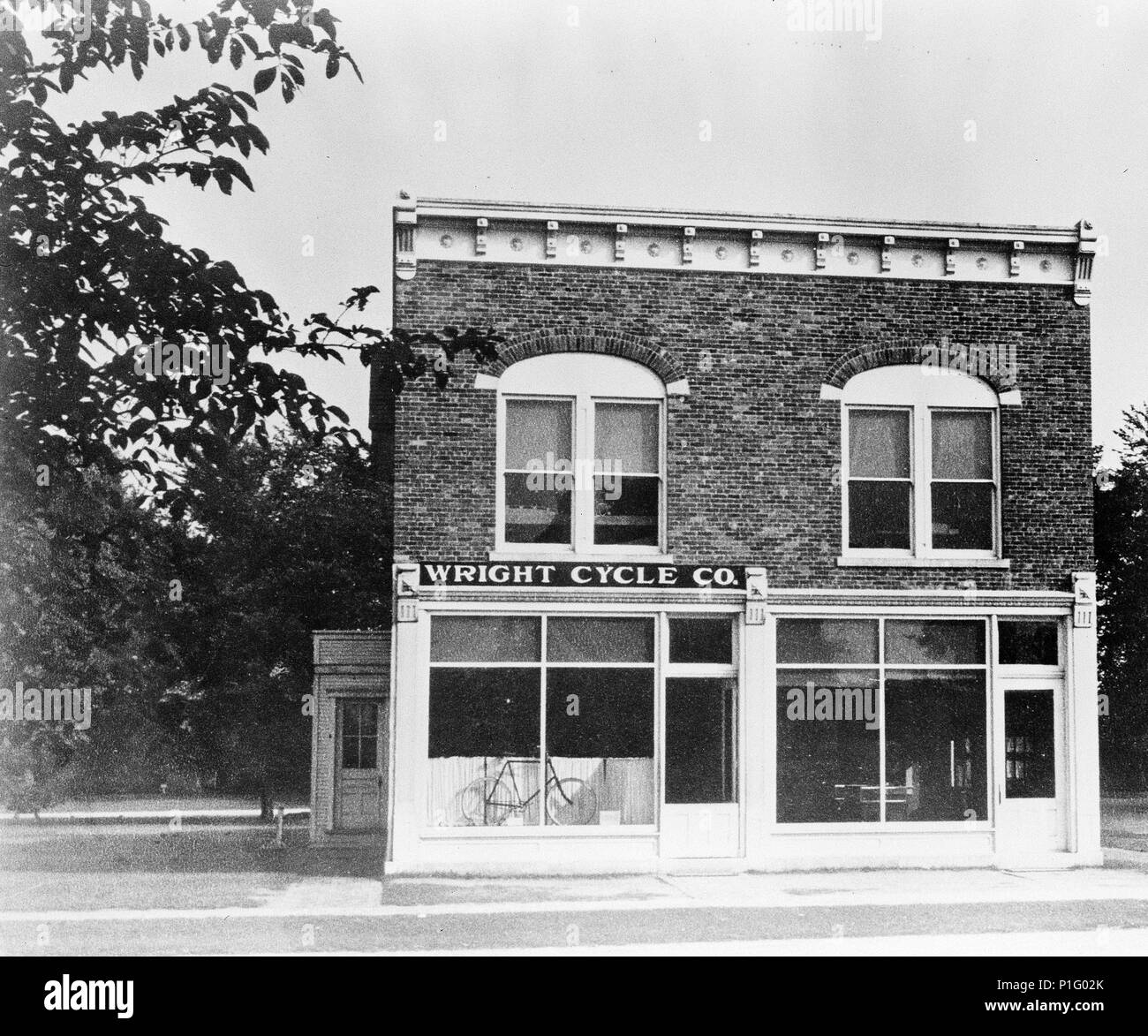 Nach einem kurzen Gastspiel in der Druckbranche, Orville und Wilbur Wright beschlossen, ein Fahrrad Shop gemeinsam in Dayton, Ohio zu öffnen. Dieses Foto zeigt den Wright Cycle shop, wie es im Jahr 1937 nach Greenfield Village in Dearborn, Michigan, dem Henry Ford Museum bewegt wird. Stockfoto